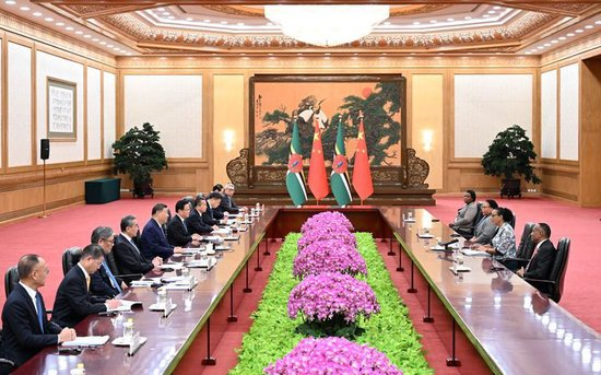 10月14日上午,国家主席习近平在北京人民大会堂会见来华出席全球妇女峰会的多米尼克总统伯顿。新华社记者 李响 摄