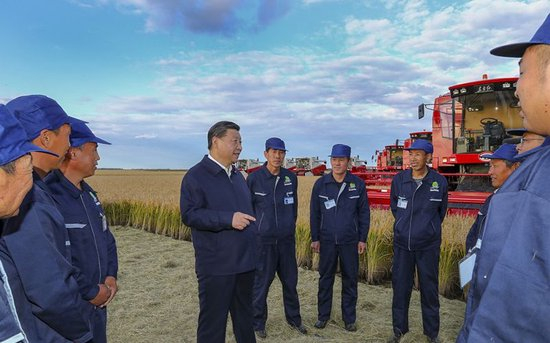 2018年9月25日,习近平在黑龙江农垦建三江管理局七星农场万亩大地号与农场工人们亲切交谈。