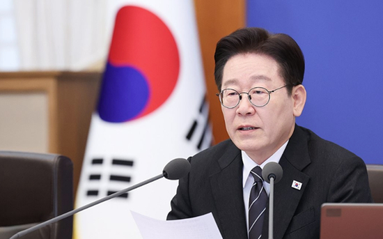 李在明10日參加會議時的畫面 圖源：外媒