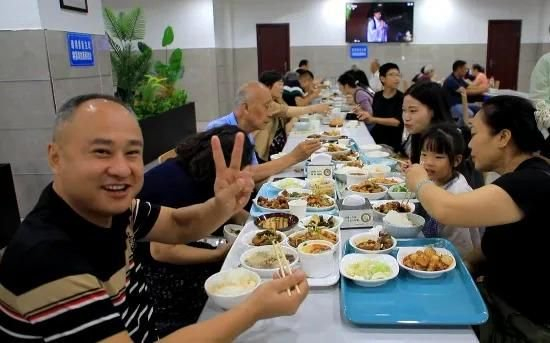 游客在荣昌机关食堂用餐。据荣昌融媒体中心