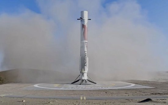 　　2026年8月19日，视频截图显示朱雀三号遥二运载火箭一子级按预定程序成功完成陆地回收。新华社发（蓝箭航天供图）