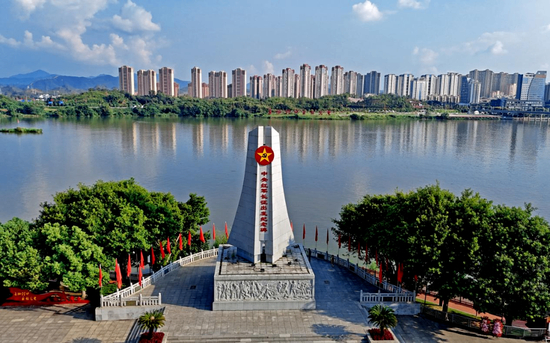  中央红军长征出发纪念碑庄严矗立在于都河东门渡口旁。（图源：新华网）