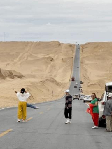  （游人在公路上拍照）