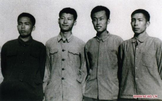 1973年上山下乡时期，习近平（左二）在陕西延川县。来源：新华网