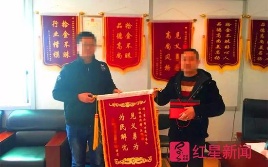 ▲曾经见义勇为、被送锦旗的江某某（右）&nbsp; 警方供图