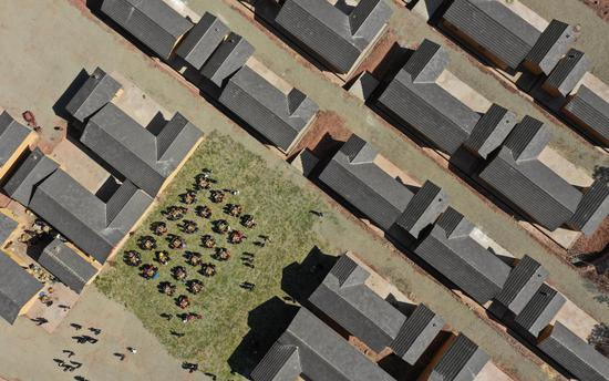  2019年2月11日，在昭觉县三河村的易地扶贫安置点，彝族群众围坐在一起吃起坝坝宴，热热闹闹地庆祝乔迁之喜。来源：新华网