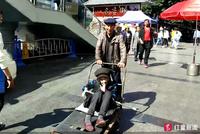 70岁儿子用板车推母亲逛街:以前她背我现在我推她