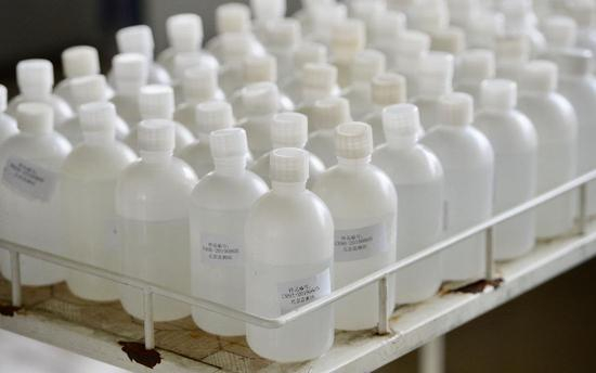 8月9日，第九水厂水质监测中心无机检测室，自来水水质样本。新京报记者 郑新洽 摄