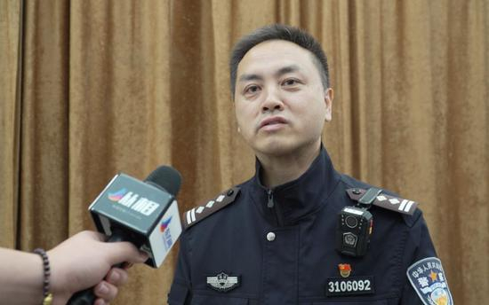  青浦监狱民警兼艺术指导王胜逻（图/东方网·纵相新闻）