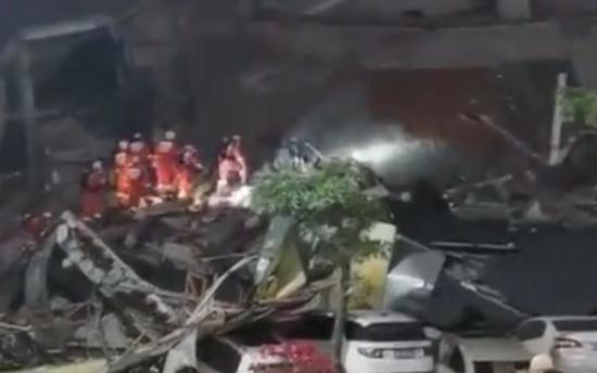 事发不久，救援人员正在搜救。 现场视频截图