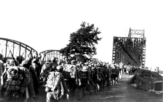 　　1950年10月19日起，志愿军第39、40、42、38军先后从安东、长甸河口、辑安跨过鸭绿江，开赴朝鲜战场。图源：中国军网