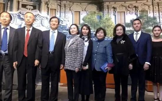  ·合影时，何超琼也是妥妥的C位。