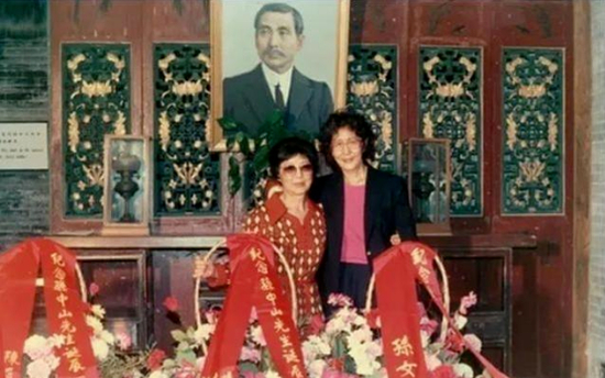  ·1986年11月，孙穗瑛、孙穗华（右一）等亲属回乡参加纪念孙中山诞辰120周年活动，在孙中山故居大厅合影。图片来源：孙中山故居纪念馆微信公众号