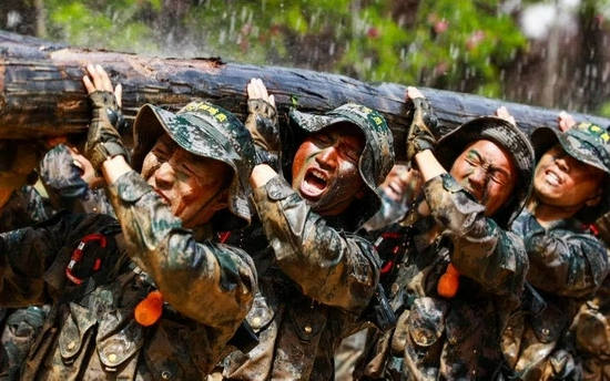 △2021年7月26日，陆军第八十三集团军某旅“红一连”战士在西安参加旅教导队集训。