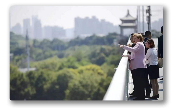 |默克尔在武汉长江大桥留影