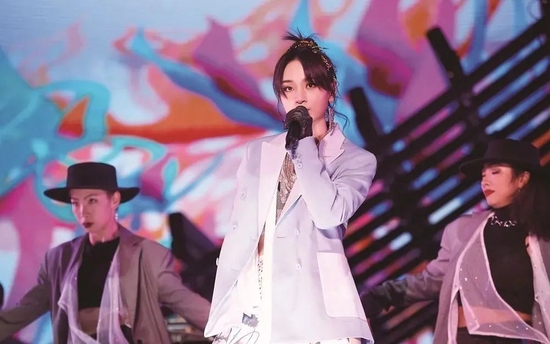 ·&nbsp;2019年，周笔畅“LUNAR巡回演唱会”长沙站现场。