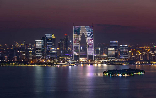  2022年“东方之门”及周边夜景（央广网发 何瑾 摄）