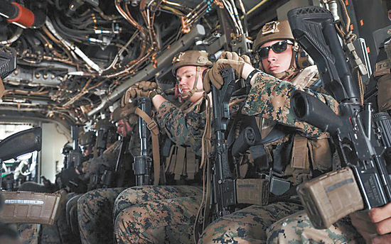 　　2022年8月，美海军陆战队首个“濒海作战团”成员乘坐“鱼鹰”飞机从夏威夷海军陆军战队航空站起飞。（美国海军陆战队）