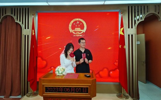 新人持证合影。新京报记者 叶红梅&nbsp;摄