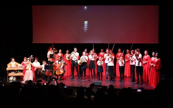  2023年10月22日，在法国巴黎举行的中法诗歌音乐节闭幕音乐会上，中外演员表演曲目《但愿人长久》。