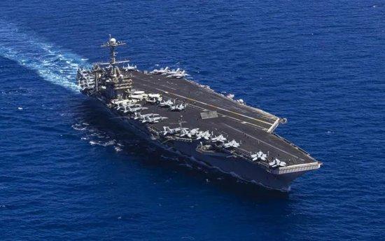 5月18日，“哈里·杜鲁门”号航空母舰在美国第六舰队行动区驶过地中海。央视新闻报道配图