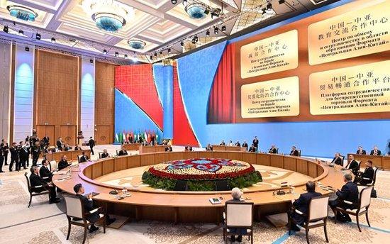 △当地时间6月17日下午，第二届中国—中亚峰会在阿斯塔纳独立宫举行。这是习近平主席同中亚五国元首共同出席中国—中亚减贫合作中心、教育交流合作中心、荒漠化防治合作中心和贸易畅通合作平台揭牌仪式。