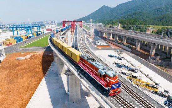 6月27日,81114次海铁联运班列从义乌苏溪集装箱办理站鸣笛启程,驶向世界第一大港宁波舟山港。新华社发 (胡锦渠 摄)
