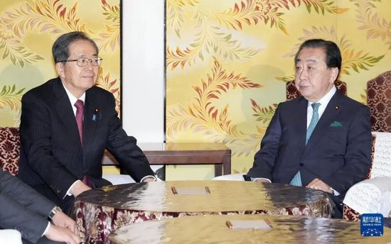 齐藤铁夫（左）、野田佳彦&nbsp;图：新华社