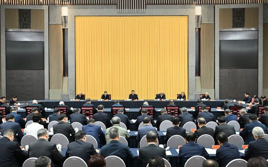 4月30日上午，中共中央总书记、国家主席、中央军委主席习近平在上海出席加强基础研究座谈会并发表重要讲话。新华社记者 燕雁 摄