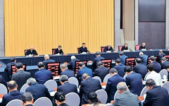 2026年4月30日上午，中共中央总书记、国家主席、中央军委主席习近平在上海出席加强基础研究座谈会并发表重要讲话。 新华社记者 翟健岚/摄