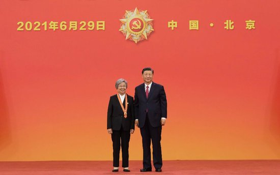 2021年6月29日，习近平总书记向“七一勋章”获得者黄宝妹颁授勋章。新华社记者 李学仁 摄