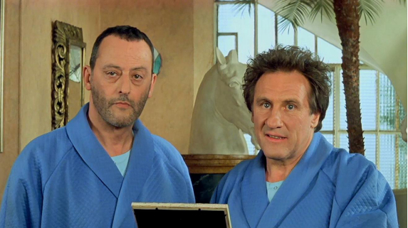  ·德帕迪约（右）在电影《请你闭嘴》中饰演“钢蛋”。