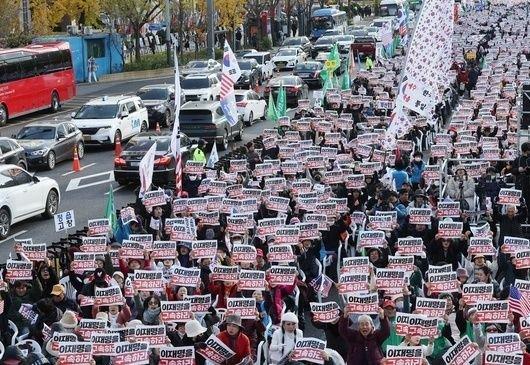 △11月23日，韩国首尔的抗议民众。（图片来源：韩联社）