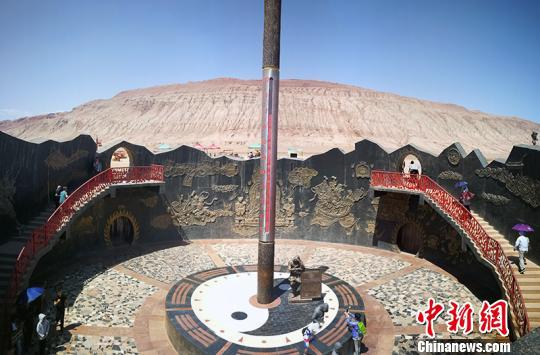 火焰山景区持续高温，景区内巨型温度计显示温度达78℃。　刘庆磊　摄