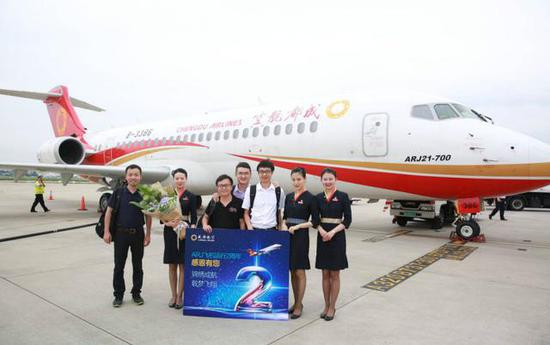  图为近期ARJ21接待的第十万名旅客时举行的庆祝仪式。ARJ21自2002年立项至今仅交付了5架，依旧只在成都航空运营。