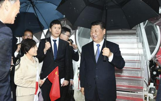 　　（图：6月27日，国家主席习近平乘专机抵达大阪。日本政府高级官员、大阪府知事等在舷梯旁迎接。）