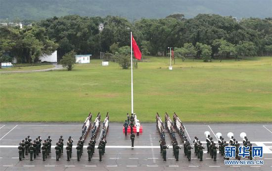 6月29日，解放军驻港部队石岗军营举行升国旗仪式。 新华社发（原俊敏 摄）