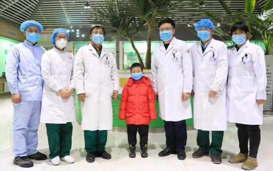 2月19日，6岁男童刘某某在秦皇岛当地治愈出院。 图片来源：秦皇岛发布