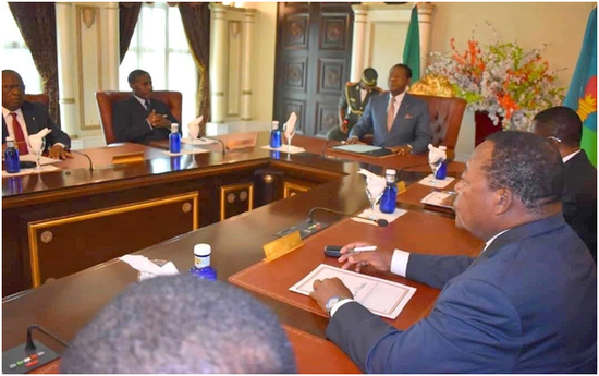 2020年2月，奥比昂总统主持召开部长会，决定向中国捐款200万美元