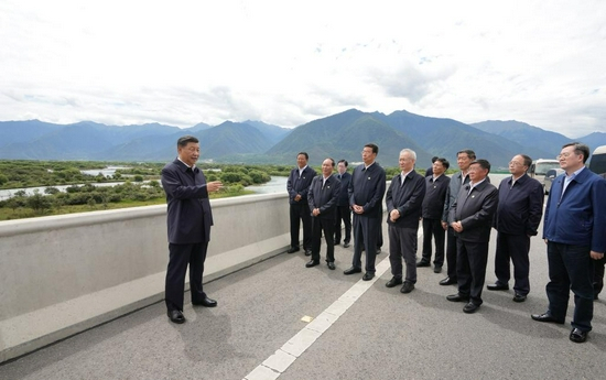  7月21日上午，习近平在林芝尼洋河大桥考察雅尼湿地。新华社记者 李学仁 摄