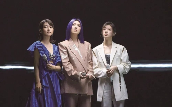 ·在《声生不息》里，周笔畅与杨千嬅（中）、单依纯（右）合作《高山低谷》。