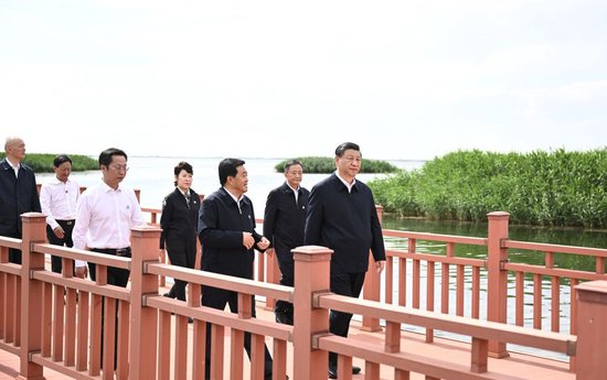  2023年6月5日下午，习近平在内蒙古乌梁素海考察。