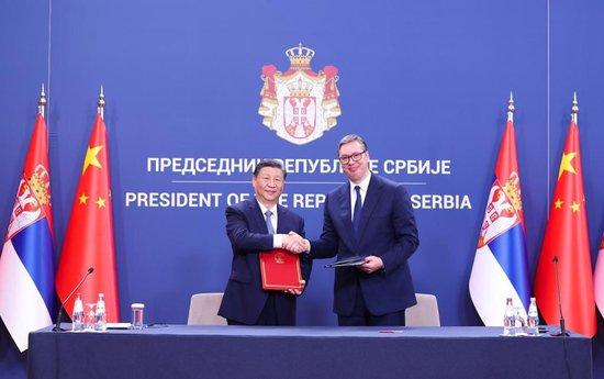 当地时间5月8日上午，国家主席习近平同塞尔维亚总统武契奇共同签署《关于深化和提升中塞全面战略伙伴关系、构建新时代中塞命运共同体的联合声明》。