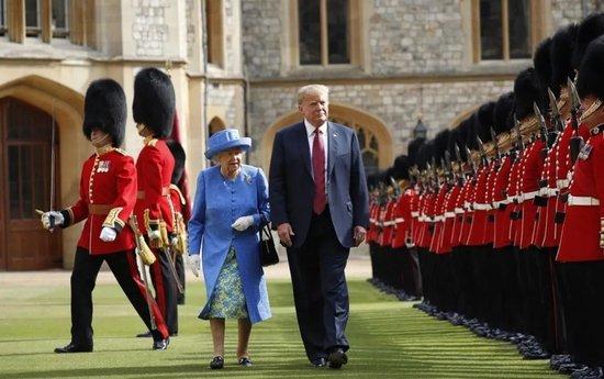 2019年,特朗普访问英国,与英国女王伊丽莎白二世共同检阅部队