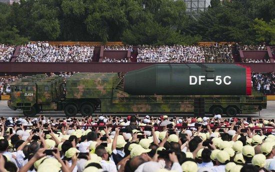 2025年9月3日,纪念中国人民抗日战争暨世界反法西斯战争胜利80周年大会在北京隆重举行。这是核导弹第二方队通过天安门广场。新华社记者 颜麟蕴 摄
