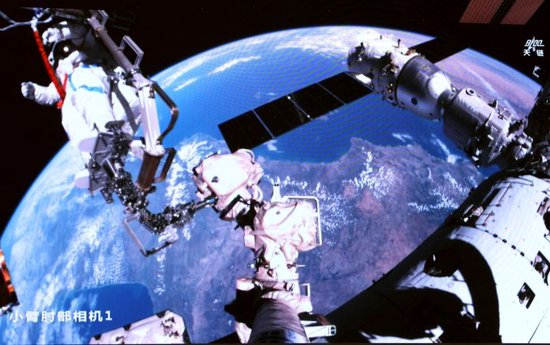 这是2026年4月16日在北京航天飞行控制中心屏幕上拍摄的神舟二十一号乘组航天员武飞在舱外工作的画面。新华社发（张帆 摄）