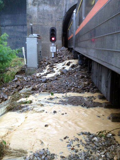 台铁302次“自强号”在屏东撞上泥石流，列车车厢分离并出轨。图自台湾“中央社”
