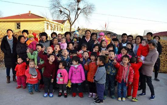 ▷李利娟与孩子们的合影