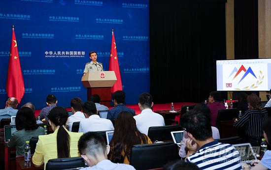  2018年8月30日下午，国防部召开8月例行记者会，国防部新闻局局长、国防部新闻发言人吴谦大校回答记者提问。冯开华 摄