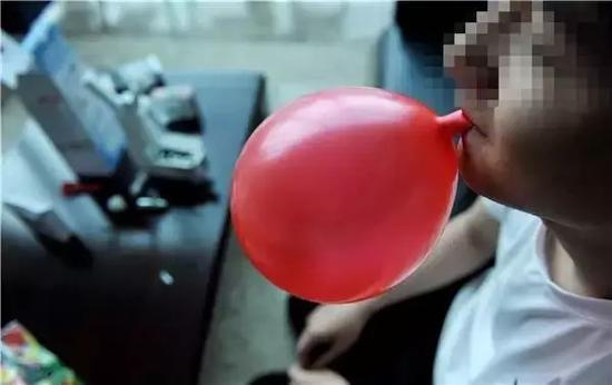 　　▲福州一25岁小伙吸食两个多月“笑气”后，双脚无法动弹，甚至一度昏迷。经省急救中心抢救，小伙脱离生命危险，但神经系统损害并未完全恢复。